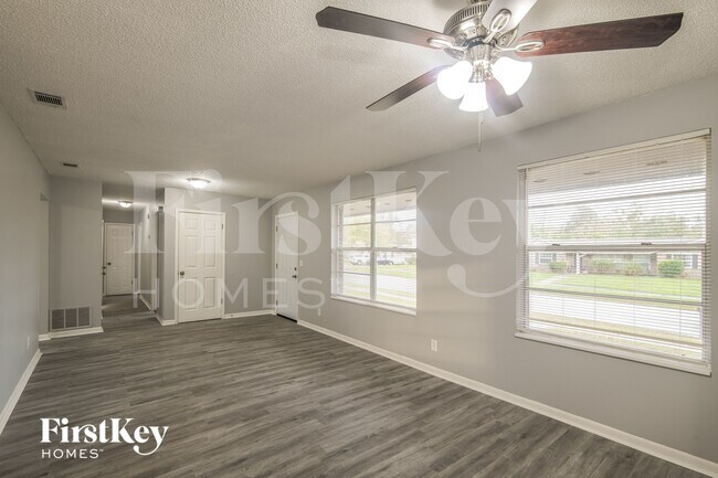 Foto del edificio - 8704 Country Creek Blvd