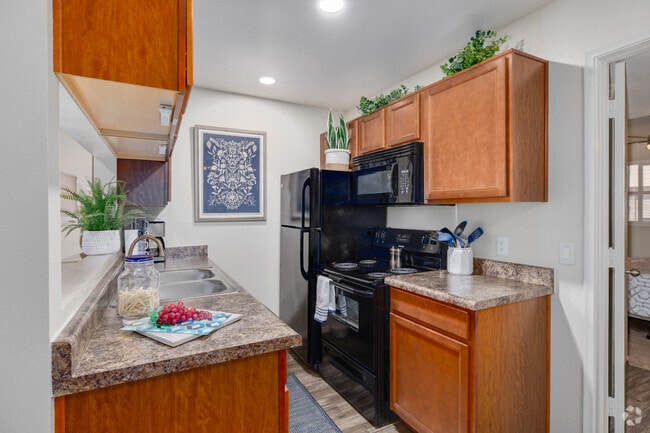 1BR, 1BA - 554SF - Kitchen - Cimarron Apartments