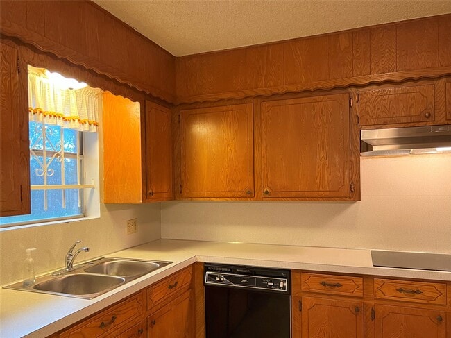 Building Photo - 401 Oakhill Dr