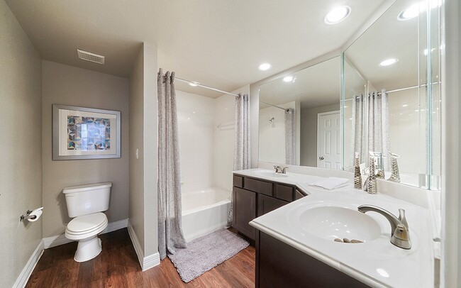 Interior Photo - River Pointe