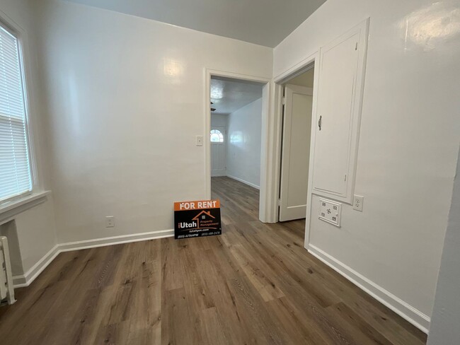 Building Photo - 30 N 200 W