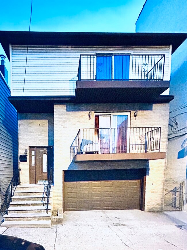 105 Stuyvesant Ave Unit 2, Jersey City, NJ 07306 Room for Rent in