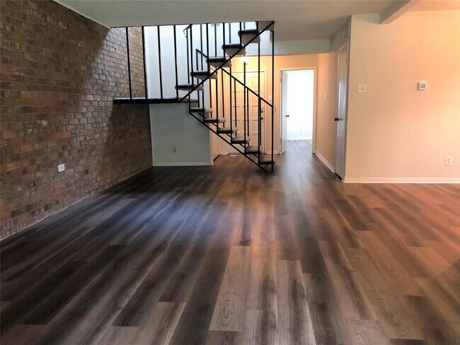 Building Photo - 2713 Creekwood Ct