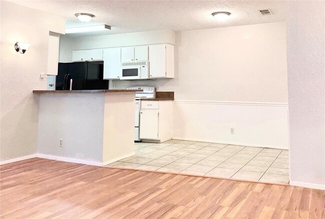Building Photo - 9901 Hundred Oaks Cir