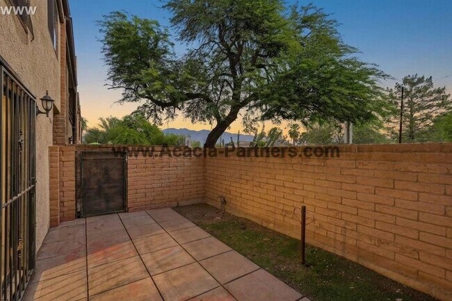 Building Photo - Spacious Three Bedroom/Three Bath Townhome