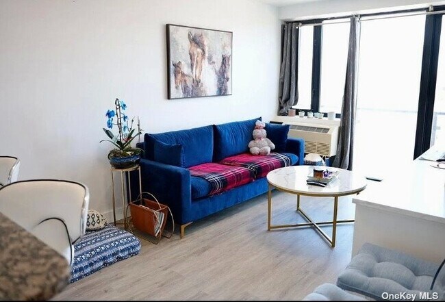 Foto del edificio - 60-70 Woodhaven Blvd
