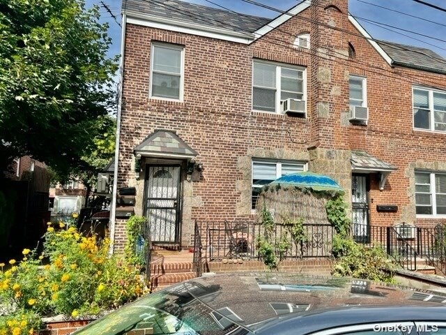Primary Photo - 67-49 Clyde St