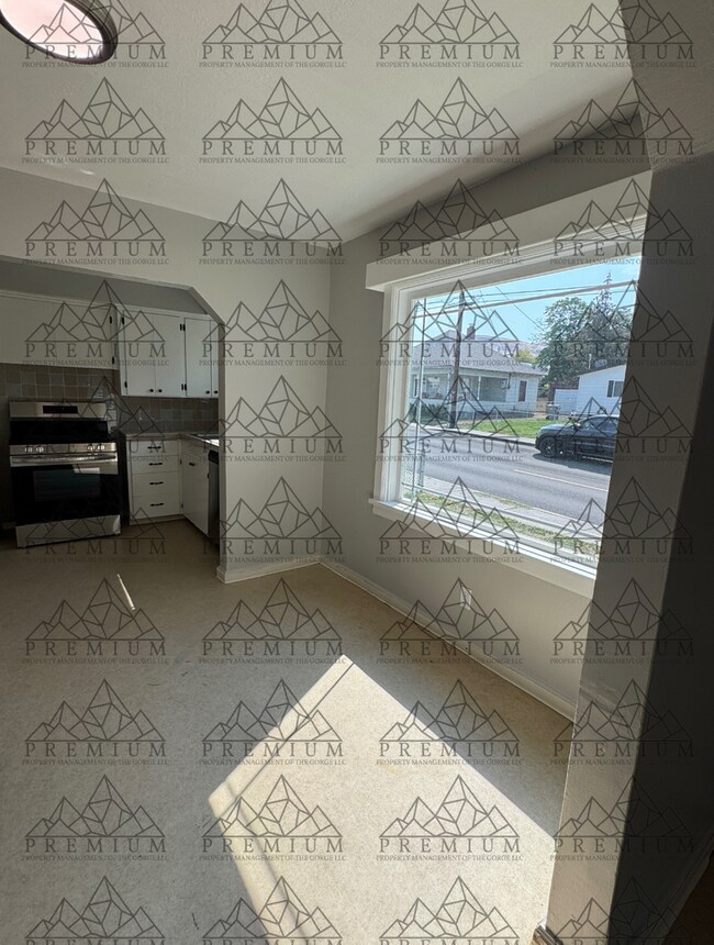 Building Photo - Large 4 Bedroom 2 Bath