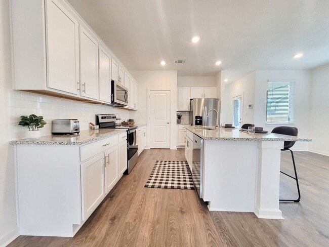 Foto del edificio - Spacious 4/BR 2.5/BA Retreat with Fenced Yard and Smart Features