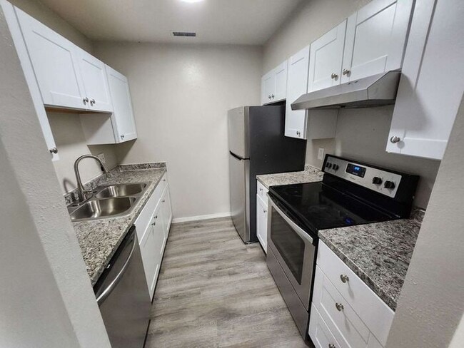 Building Photo - 2-Bedroom Apartment -Great Location! Limit...