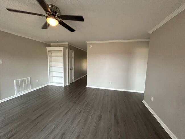 Building Photo - 121 Silverbrook Dr