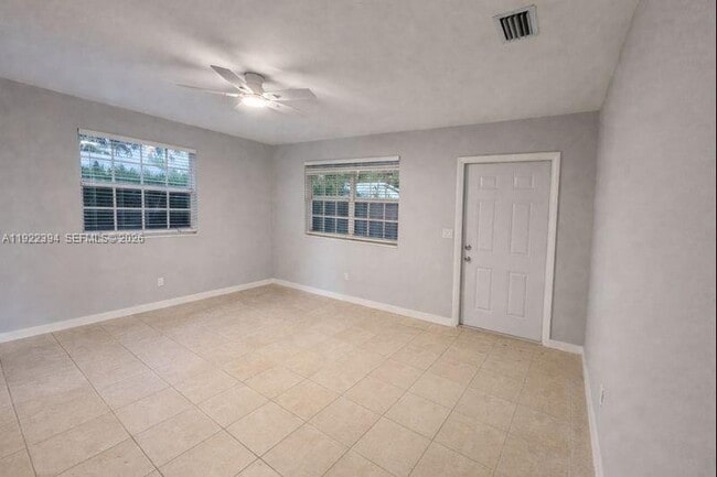 Foto del edificio - 1529 SW 22nd St