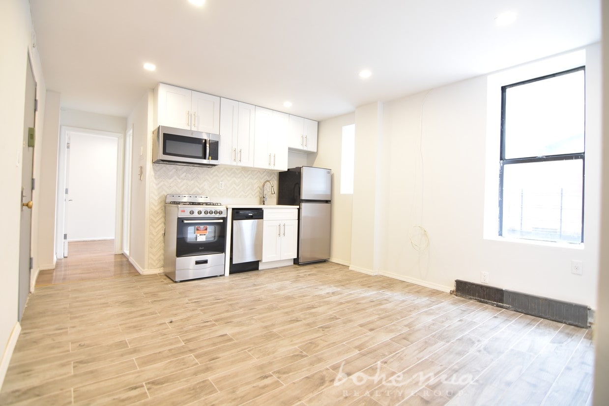 Primary Photo - 1039 Simpson St
