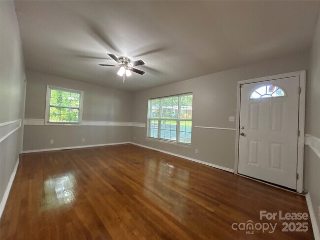 Foto del edificio - 2818 Ravencroft Dr