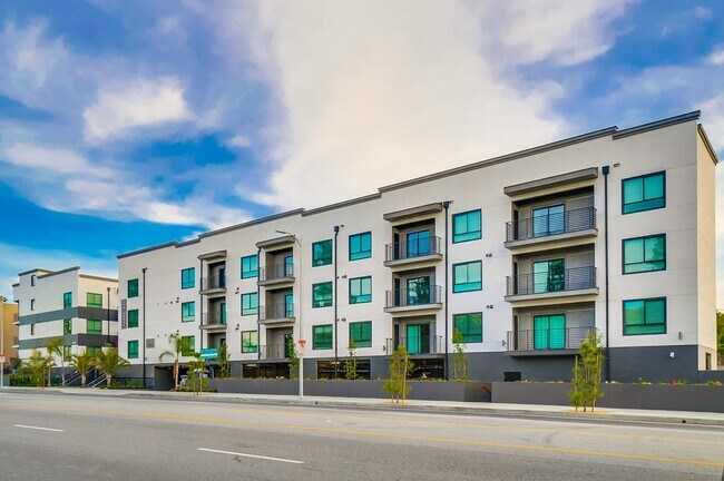 Foto del edificio - 8600 Glenoaks Blvd