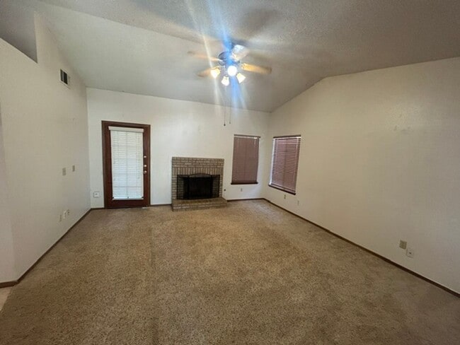 Building Photo - 6025 W Paradise Ave