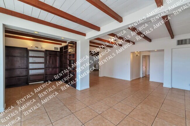 Building Photo - 2250 E La Mirada St