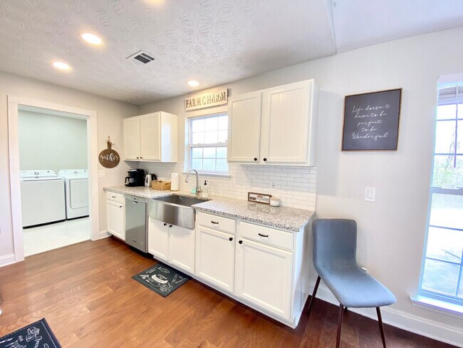 Foto del edificio - 4348 Todd Rd