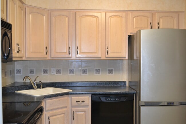 Building Photo - 604 Calais Dr
