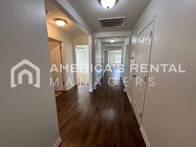 Building Photo - Home for Rent in Montevallo, AL... Availab...