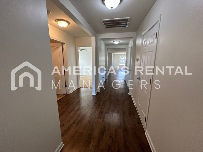 Foto del edificio - Home for Rent in Montevallo, AL... Availab...