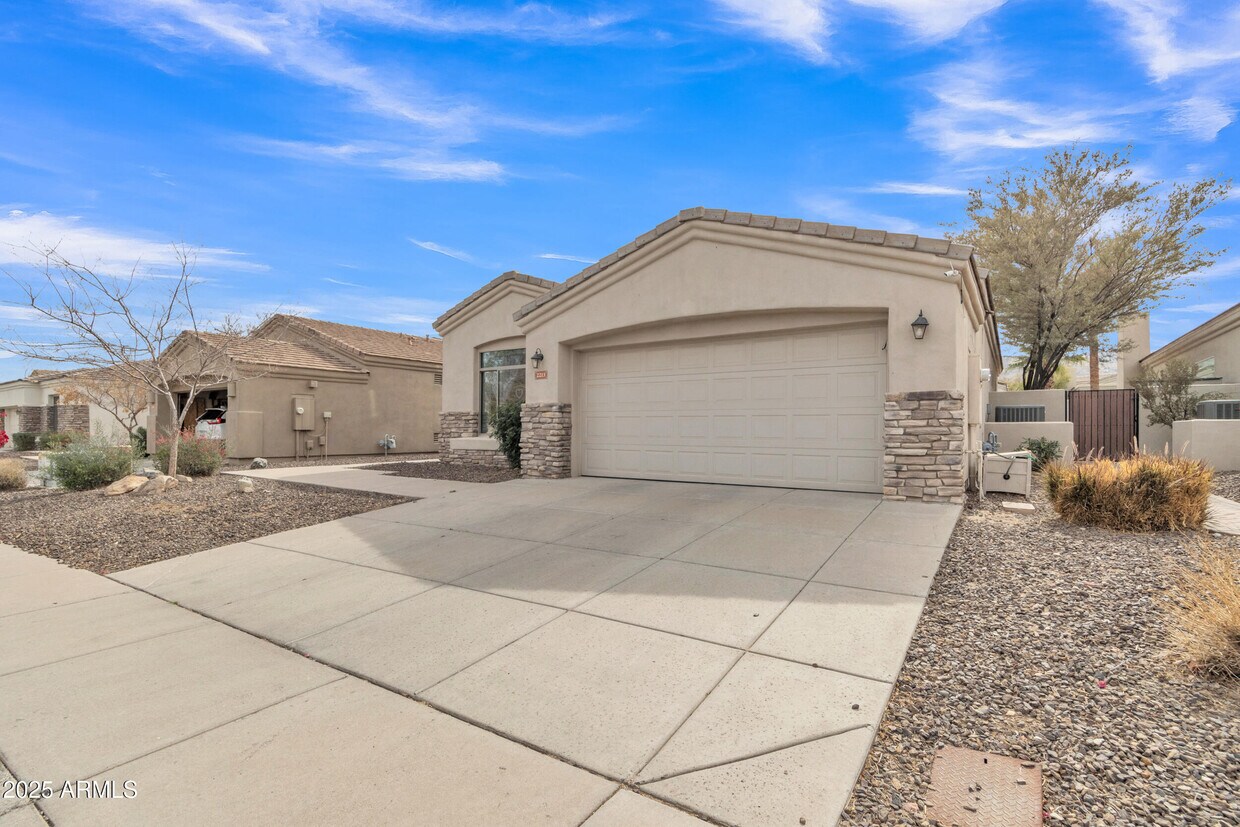 Foto principal - 2213 E Constance Wy