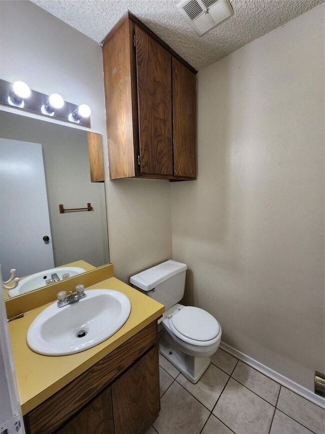 Building Photo - 3BR Duplex w/ Fireplace + Screened Patio in Arlington, TX