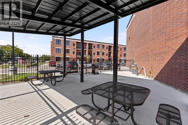 Building Photo - 3180 Meadowbrook Ln