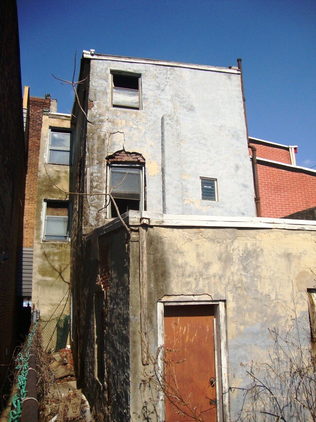 Foto del edificio - 630 E Girard Ave