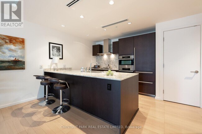 Photo du bâtiment - 180 University Ave