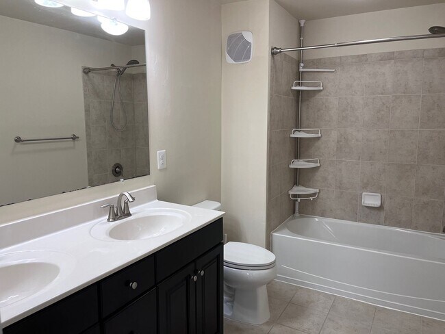 Building Photo - Beautiful Broadlands Townhouse w/ 1 Car Ga...