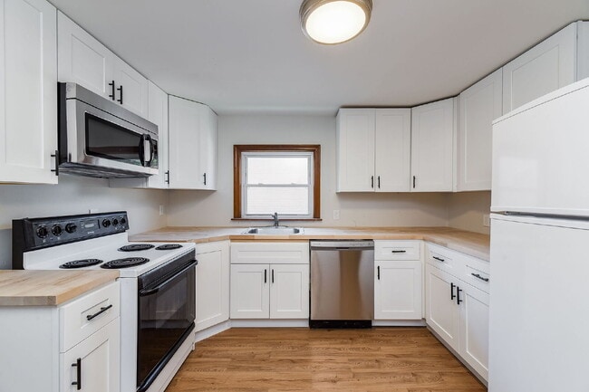 Building Photo - Charming 3-Bedroom with 2 Full Baths in the Heart of Lemont