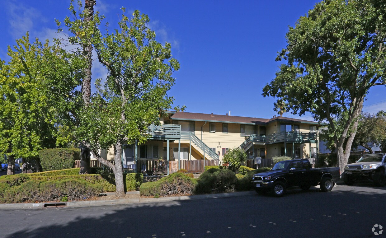 Foto del edificio - 205 Milbrae Ln