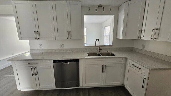 Foto del edificio - 6441 Woodland Ln