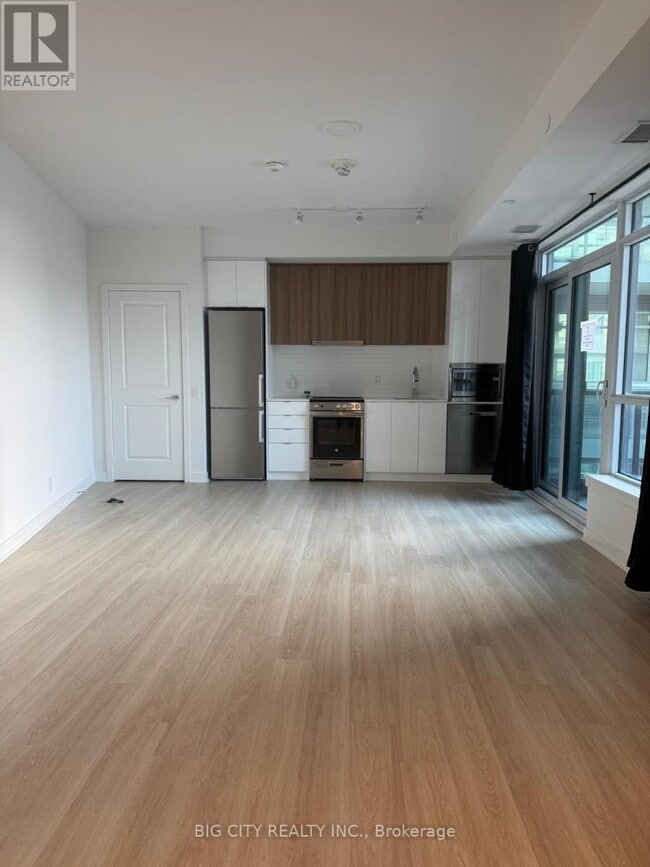 Photo du bâtiment - 30 Upper Mall Wy