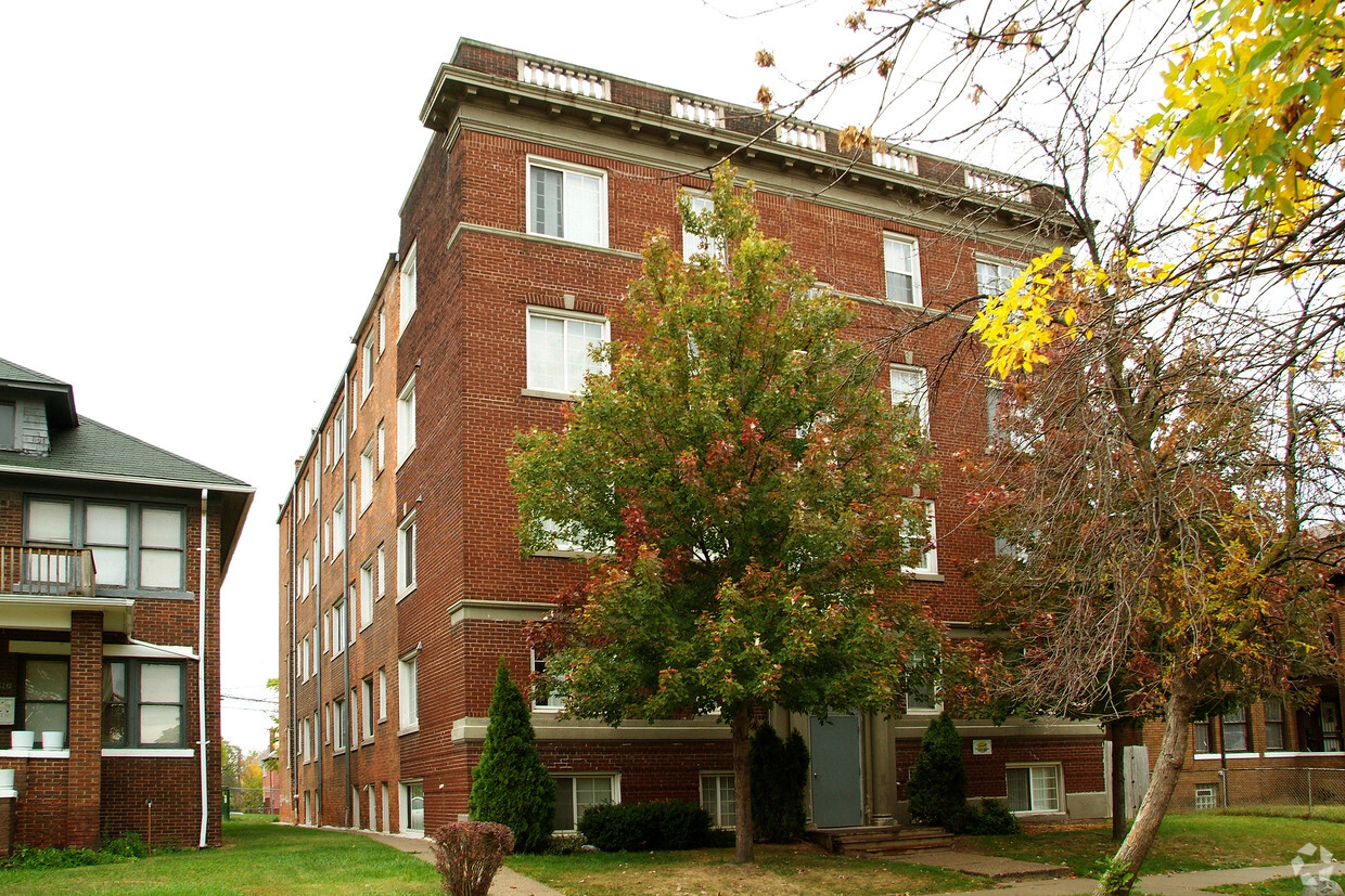 Primary Photo - Park Square Apartments