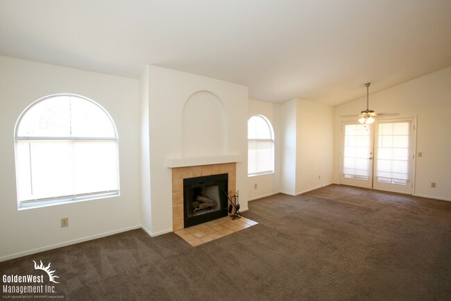 Building Photo - Spacious 2Bdm 2Ba Condo with Fireplace & B...