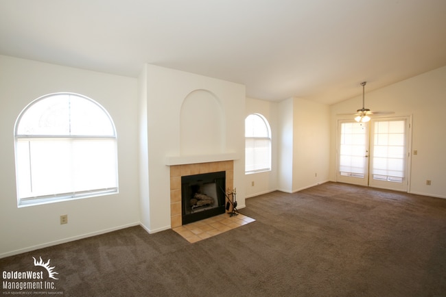 Foto del edificio - Spacious 2Bdm 2Ba Condo with Fireplace & B...