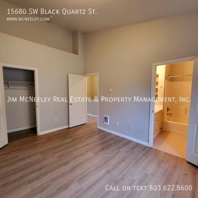 Building Photo - Beautiful townhome with 2 master suites in...