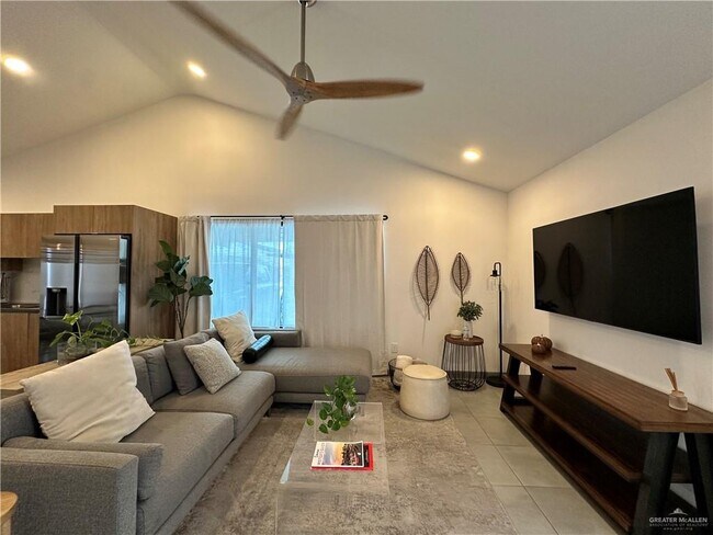 Foto del edificio - 1308 E Iris Ave
