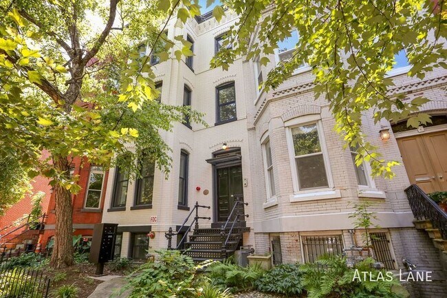 Building Photo - Professionally Managed & Recently Renovate...