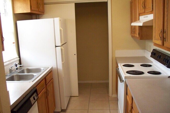 Foto del edificio - 827 Russell Cir