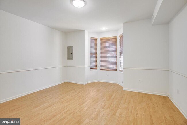 Building Photo - 729 10th St NE