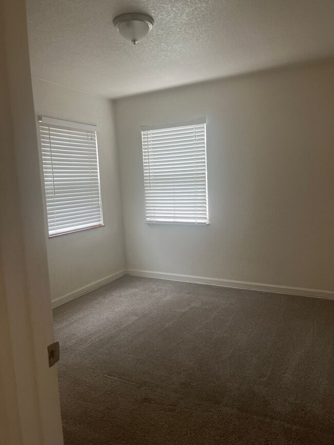 Building Photo - 2bedroom Duplex with PRIVATE YARD