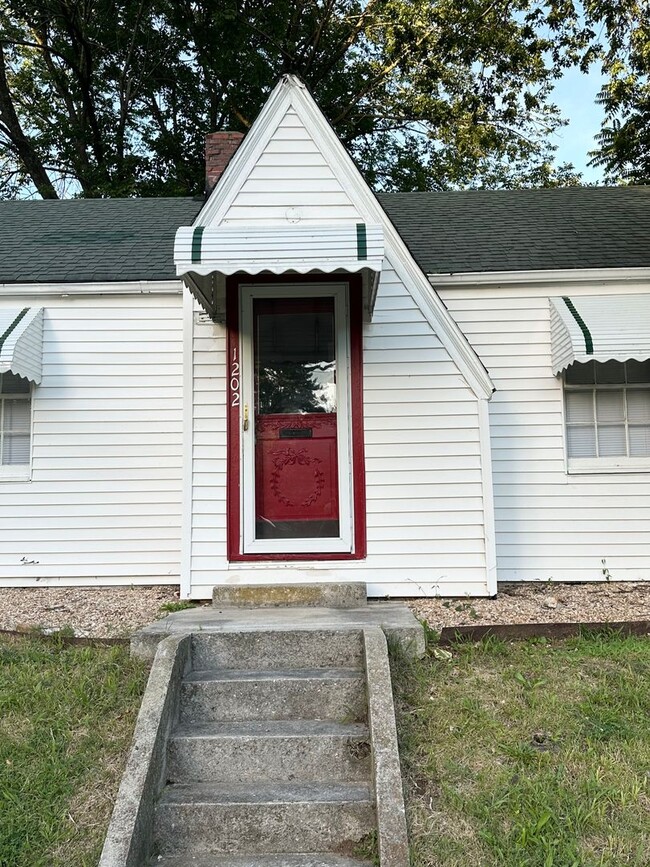 Building Photo - Charming 2-Bedroom Home Near Phelps Grove ...