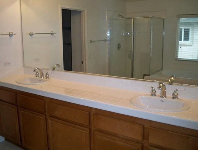 Foto del edificio - Stunning 3-Bedroom, 3-Bathroom Home for Re...