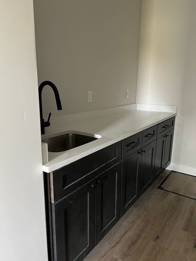 Foto del edificio - BEAUTIFUL BRAND NEW 3 bed 2 bath home in R...