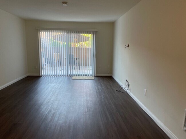 Foto del edificio - 6600 Warner Ave