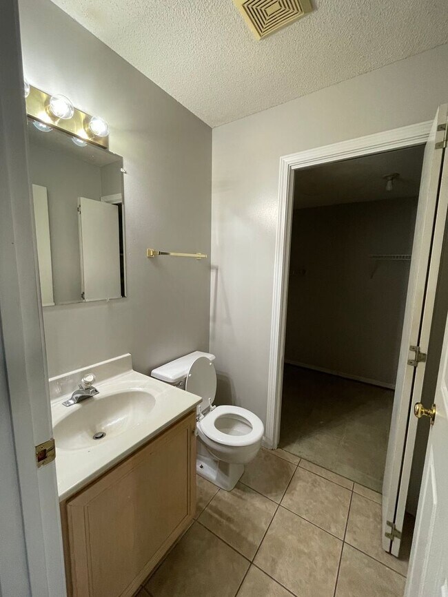 Foto del edificio - 2213-2215 Live Oak Ln.