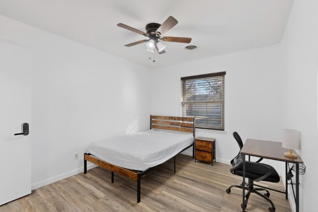 Building Photo - 404 Nottingham Dr